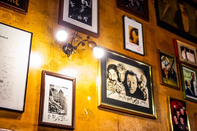 Die Wände im Saal und in der Garderobe der Kleinkunstbühne Hin &amp; Wider und des Theatercafés erzählen von der bunten Geschichte dieser traditionsreichen kulturellen Institution.  | Foto: Jörgler