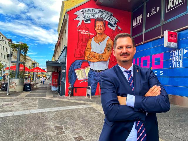 Bezirks-Chef Marcus Franz (SPÖ) vor dem Street-Art-Bild, das ihn mit einem Augenzwinkern in Anlehnung an Edmund "Mundl" Sackbauer zeigt. | Foto: Petar Radovanovic