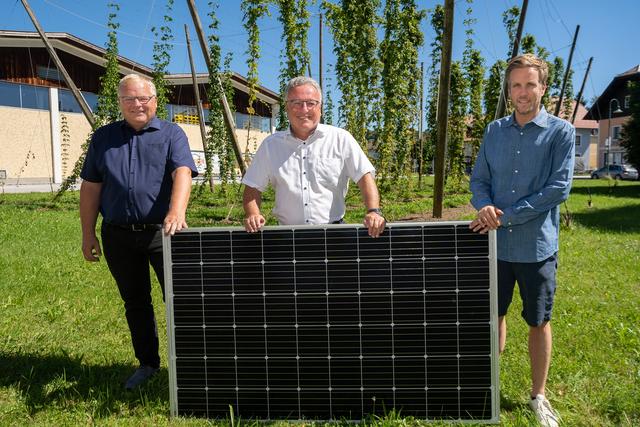 Photovoltaik Projekt Trumer Brauerei Obertrum : Bgm. Simon Wallner, LH-Stv. Heinrich Schellhorn, Josef Sigl | Foto: Foto: Land Salzburg/Neumayr/Hofer 