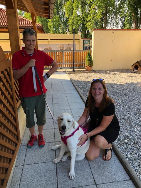 Elisabeth Färbinger mit Nala, die nun als normaler Hund bei Bezirksblätter-Mitarbeiterin Birgit bleiben darf. | Foto: sm