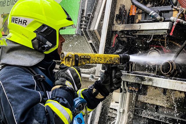 Die Einsatzkräfte mussten nur noch nachlöschen und kontrollieren. | Foto: FOTOKERSCHI.AT/KERSCHBAUMMAYR