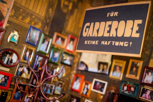 Eine Garderobe zum Anschauen: Viele bekannte Gesichter findet man hier hinter Jacken, Schals und Hüten... | Foto: Jörger