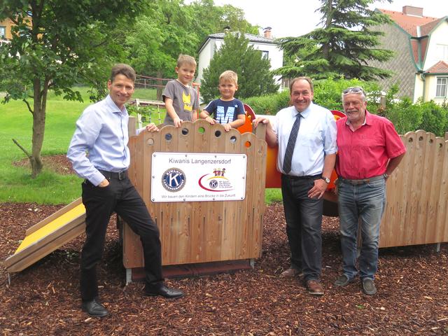 Bürgermeister Andreas Arbesser (mi.) freut sich bei der Übergabe gemeinsam mit den Kiwanis-Freunden Thomas Budil und Werner Scheidl über das gelungene Projekt.