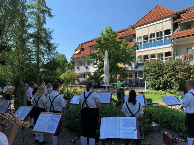 Der Musikverein St. Agatha durchbrach die coronabedingte Ruhephase mit einem Platzkonzert im Garten des Altenheimes Waizenkirchen.  | Foto: MV St. Agatha