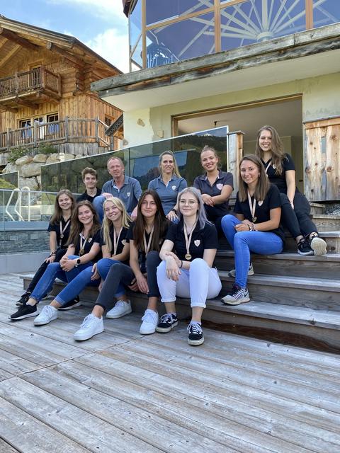 Die Hüttendorf-Besitzer Josch und Biggi Seyfert sind stolz auf ihr engagiertes Praktikanten-Team aus der HBLW Saalfelden.                                                                              
Foto: Lucas Portenkirchner
