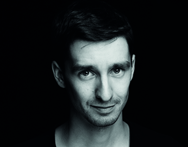 Der in der Steiermark aufgewachsene und in Wien lebende Kabarettist Clemens Maria Schreiner fühlt sich im Theatercafé zuhause. Vom 10.-12. September ist er dort wieder mit seinem Programm "Schwarz auf Weiß" zu sehen.  | Foto: Jan Frankl