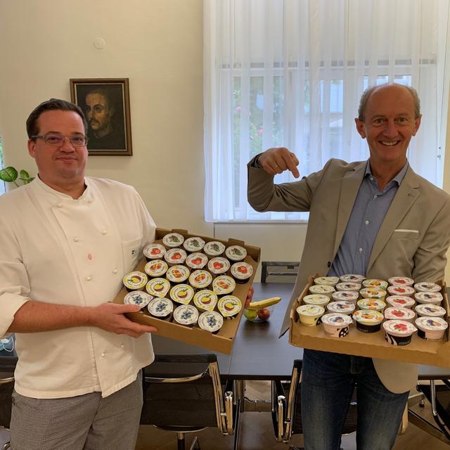 Auch der neue Leiter Ivan Jukić (r.) packt mit an. Im KHBB Wien sind Hilfsbereitschaft und ein starkes Wir-Gefühl wichtig. | Foto: KHBB Wien