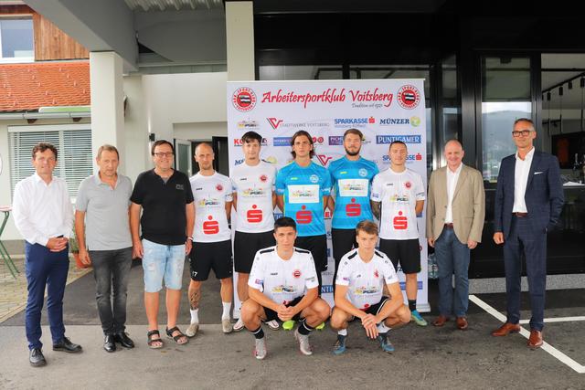 Teile des Vereinsvorstand, Sponsoren und die Neuen des ASK Voitsberg | Foto: Cescutti