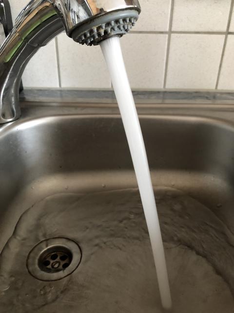 Zum Waschen und zum Putzen ja, fürs Trinken aber derzeit ungeeignet: Trinkwasser in Mönichkirchen.