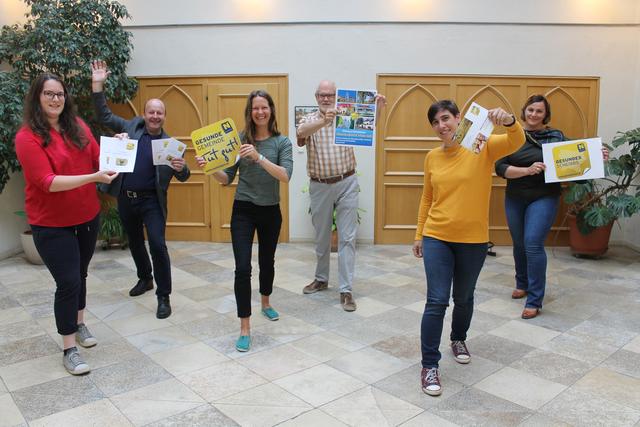 Präsentation des neuen Veranstaltungsprogramms der Gesunden Gemeinde Scheibbs: Die neue Stadträtin für Soziales, Gesundheit, Bildung und Sport Alena Fallmann, Bürgermeister Franz Aigner, Birgit Wurzer von Tut Gut, der Vortragende Peter Löwenstein, Arbeitskreisleiterin Irene Hinterhofer und Elisabeth Kalteis-Wetchy von der Stadtgemeinde