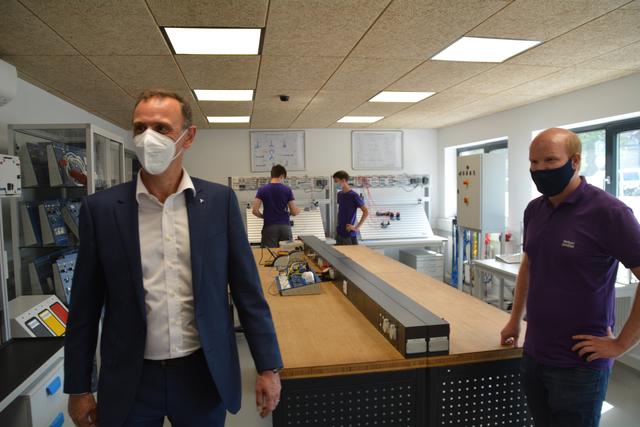 Landesrat Jochen Danninger besuchte die Lehrwerkstätte der Firma Welser in Gresten. | Foto: Roland Mayr