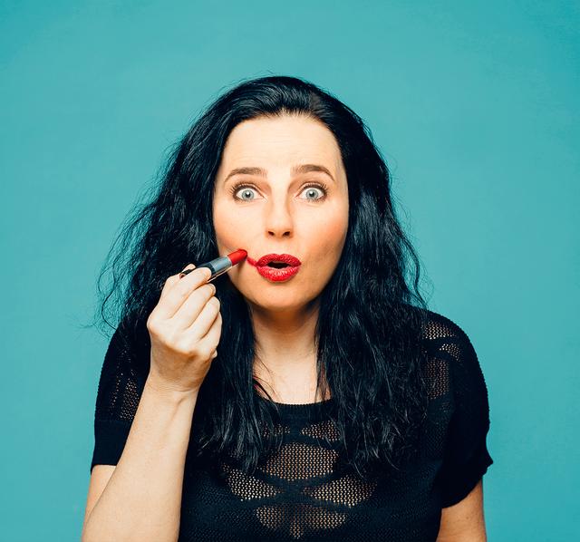 Nadja Maleh gastiert am 24. und 25. November wieder mit "Hoppala!" im Theatercafé.  | Foto: Markus Mantsch