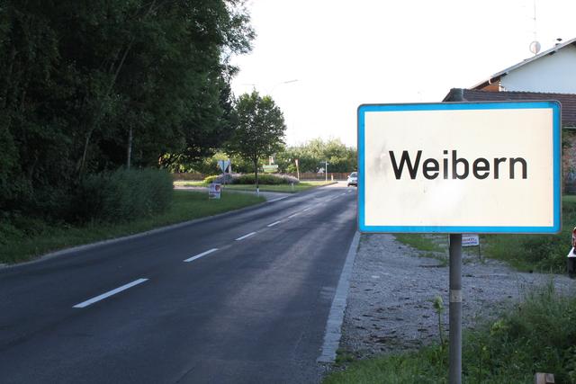 Bei einer Kreuzung in Weibern prallten ein Autofahrer und ein Motorradfahrer zusammen.  | Foto: BRS