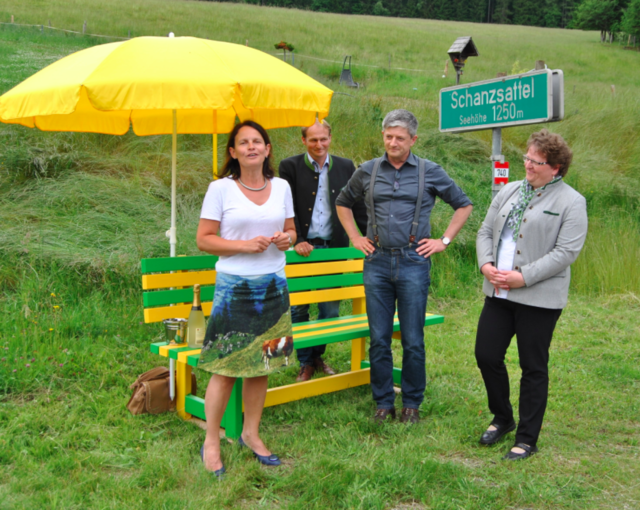 Andrea Reinhofer, Oliver Felber, Fritz Pichler und Silvia Karelly bei der Eröffnung der "Bankerlplätze" am Schanzsattel. | Foto: Hackl