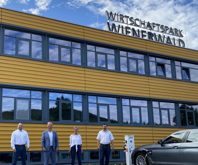 v.l.n.r.: Vizebürgermeister Christian Trojer, Wirtschaftspark Wienerwald Geschäftsführer Michael Holzer, Bürgermeisterin Claudia Bock, EVN Großkundenbetreuer Johannes Maschl | Foto: Foto: EVN