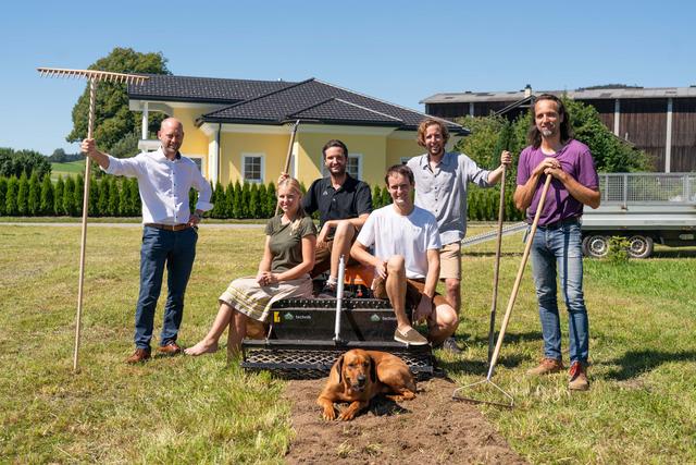 Vielfalt kann man säen (im Bild v. li.): Gregor Grill (Fachabteilung Forstwirtschaft der Landwirtschaftskammer Salzburg), die Glückerbauersleute Familie Weissl (vorne sitzend), Matthias Greisberger (Landwirtschaftskammer; hinten sitzend), Gerrit Woerle (Geschäftsbereichsleiter Strategie Woerle), Heli Kammerer (Naturschutzabteilung) am frisch angesäten Blühstreifen.