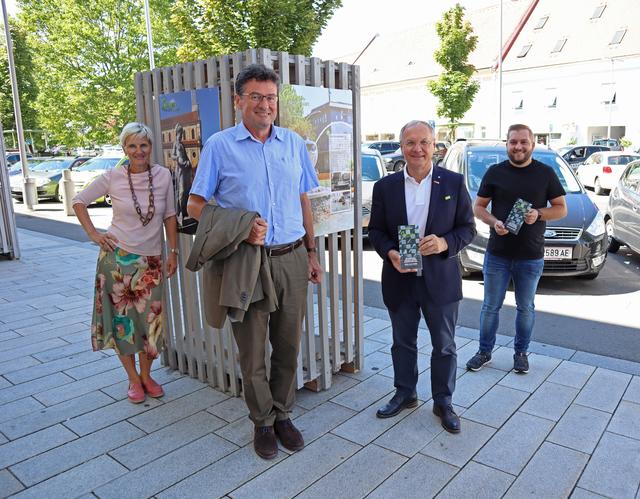 Ausstellungsmacher Michael Mehsner (2. v. l.) mit Bürgermeister Josef Ober, Feldbachs "Kulturlady" Andrea Meyer und Florian Puchas (r.), der für das Ausstellungsdesign verantwortlich zeichnete.