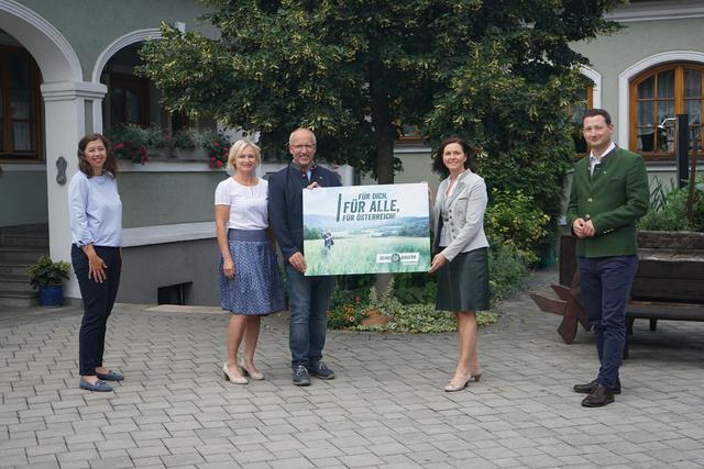 „Für Dich, für Alle, für Österreich“ Die Kampagne des Nö. Bauernbundes ist auch im Bezirk mit 57 Plakatflächen sichtbar. Am Bild von links Gebietsbäuerin Barbara Kaiblinger, Bezirkskammerobmann Anton Kaiblinger, LAbg. Doris Schmidl, Bürgermeisterin Daniela Engelhart und Nö. Bauernbunddirektor Paul Nemecek