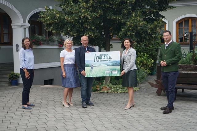 
„Für Dich, für Alle, für Österreich“ Die Kampagne des Nö. Bauernbundes ist auch im Bezirk mit 57 Plakatflächen sichtbar. Am Bild von links Gebietsbäuerin Barbara Kaiblinger, Bezirkskammerobmann Anton Kaiblinger, LAbg. Doris Schmidl, Bürgermeisterin Daniela Engelhart und Nö. Bauernbunddirektor Paul Nemecek
 | Foto: NÖBB