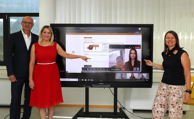 Bildungslandesrätin Daniela Winkler machte sich gemeinsam mit PH-Rektorin Sabine Weisz und Schulqualitätsmanager Erwin Deutsch ein Bild vom digitalen Nachhilfeunterricht.