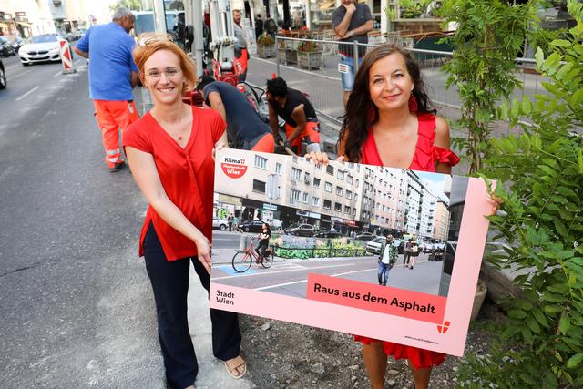 Wiedens Bezirksvorsteherin Lea Halbwidl (l.) und Umweltstadträtin Ulli Sima (beide SPÖ) bei der Begrünung in der Margaretenstraße. | Foto: Fürthner/PID