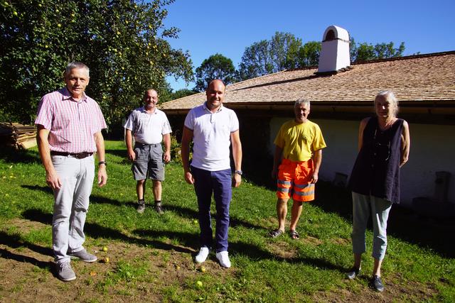 Vereinsobmann Michael Lehner, Aubergs Bürgermeister Andreas Wolfesberger und Silke Liebegott  (vorne), sowie die Gemeindearbeiter Franz Mittermayr und Gottfried Hauzenberger freuen sich über die Baufortschritte am Unterkagererhof. | Foto: Helmut Eder