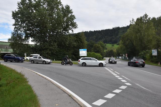 An der Kreuzung zwischen Salzstraße und Bahnhofstraße staut es täglich. Nun soll ein Kreisverkehr Abhilfe schaffen. | Foto: Lair
