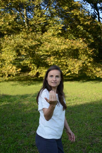 Claudia Edermayer lädt zum Märchenspaziergang auf den Freinberg. | Foto: Peter Hamader