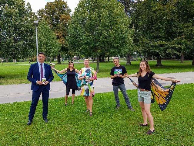 Präsentation des Projekts "Blühlinge" in der Venediger Au: Erich Pirkl (ÖBB, l.), Bezirksvorsteherin Uschi Lichtenegger (Grüne, 3.v.l.) und Martin Wildenberg (Global 2000, 2.v.r). | Foto: ÖBB / Scheiblecker