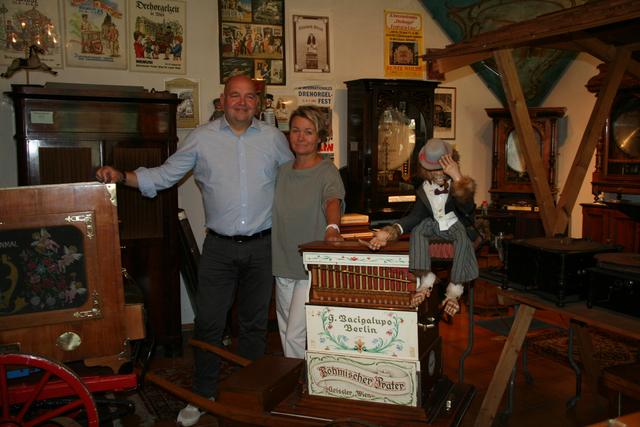 Claudia und Güter Buchta im Orgelmuseum. Die Drehorgel mit dem mechanischen Affen, spielte schon in Dubai und Tokio. | Foto: Karl Pufler