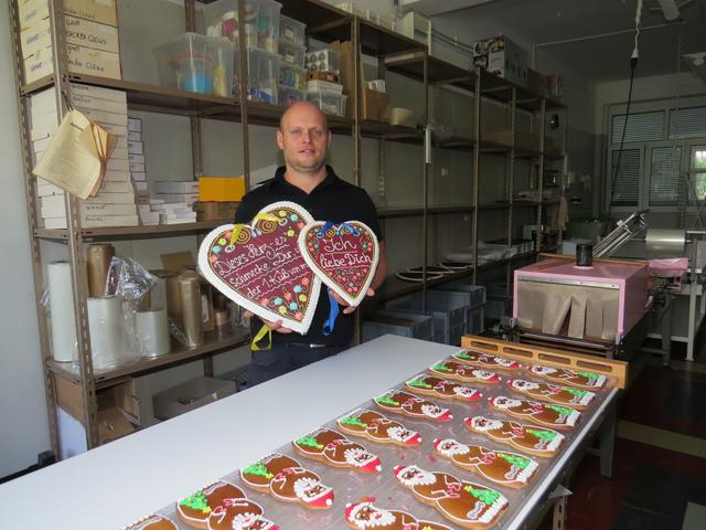 Küsse via Lebkuchenherz sind immer noch sehr beliebt, weiß der Lebzelter Robert Kammerer.