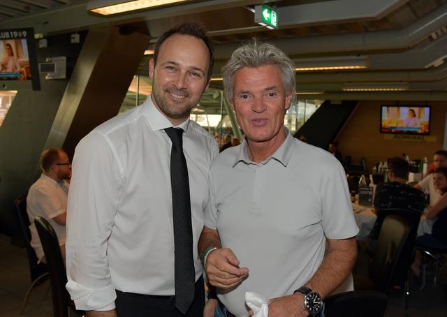 Charly Temmel bei einem seiner Stadionbesuche, hier mit Geschäftsführer Thomas Tebbich.