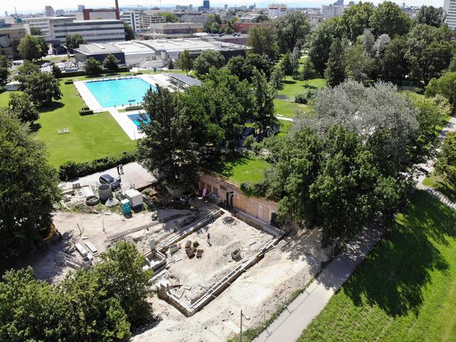 Die Fernkältezentrale im Donaupark wird derzeit ausgebaut. Der Anbau erhält eine extensive Dachbegrünung und die Hecke zum Damm wird weitergezogen.