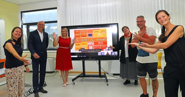 Die Rektorin der Pädagogischen Hochschule Burgenland, Sabine Weisz, Schulqualitätsmanager Erwin Deutsch, LR Daniela Winkler und Vizerektorin Inge Strobl-Zuchtriegl mit Magier Merlix, der beim virtuellen KidsKolleg zaubern wird, und KidsKolleg-Koordinatorin Katrin Prawits.
