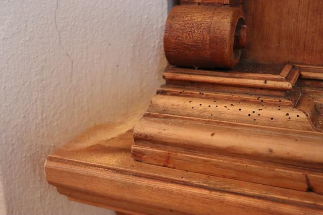 Der Holzwurm nagt sich sichtbar durch die Burschlkirche.