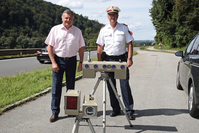 von links: Infrastruktur-Landesrat Günther Steinkellner und Klaus Scherleitner, Leiter der Landesverkehrsabteilung, präsentieren das neue Messsystem, das die Geschwindigkeit des Fahrzeugs in Echtzeit misst. | Foto: Land OÖ/Daniel Kauder