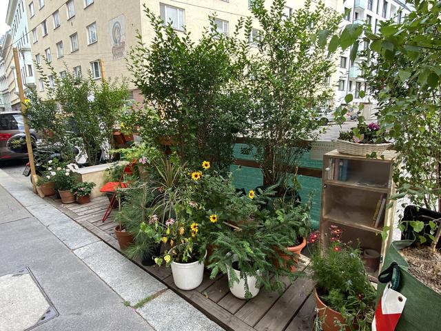 Das begrünte Parklet bietet neben Platz zum Ausruhen auch einen Bücherschrank mit Lesestoff. | Foto: Barbara Schuster