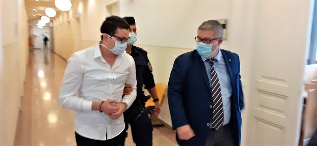 Der mutmaßliche Wimpassinger Messerstecher und sein Verteidiger Mag. Roland Friis. | Foto: RAXmedia