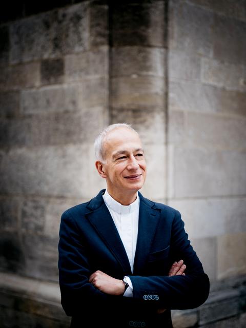 Caritas-Präsident Michael Landau: "Wir müssen das Corona-Virus isolieren, nicht die betroffenen Menschen. In der Krise zeigte sich, wie viel erreicht werden kann, wenn wir aufeinander schauen. Jede Initiative für Mitmenschlichkeit macht einen Unterschied. Ich freue mich, wenn auch Caritas-Angebote über die Plattform #schautaufeinander Menschen in ihren Bezirken zugutekommen."