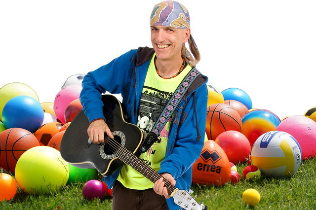 Am 4. September feiert die Ballschule ihre Eröffnung mit einem  Mitmachkonzert von Bernhard Fibich im Schloss Reichenau (bei Schönwetter  im Freien). C-19-bedingt muss die Teilnehmerzahl beschränkt werden.  Deswegen ist die Anmeldung von Kindern und  Begleitpersonen zur  Veranstaltung unbedingt erforderlich. Kostenlose Tickets sind über die  Website der Ballschule (Link im Lauftext) erhältlich.  | Foto: Fibich-Presse, Drazen Josipovic