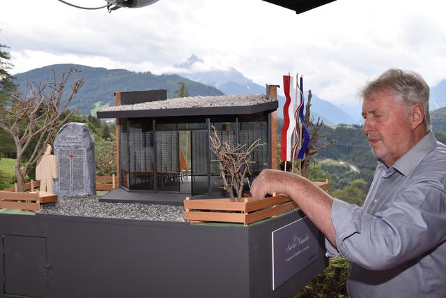 Das modern designte Gebäude soll im Antlitz der Serles zum Verweilen einladen. | Foto: Kainz