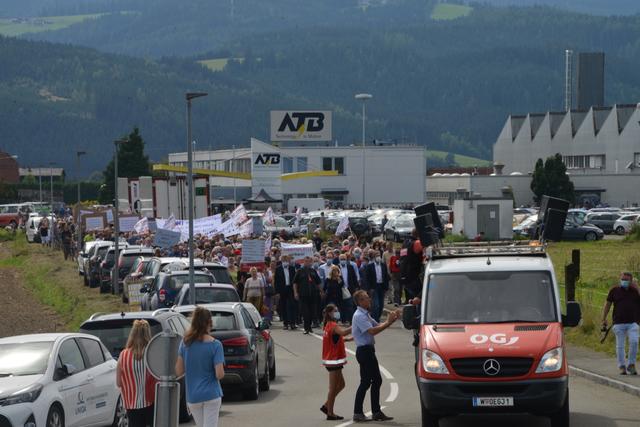 Großer Demonstrationszug auf der Zufahrtsstraße zur ATB Spielberg. | Foto: Fotos: Pfister