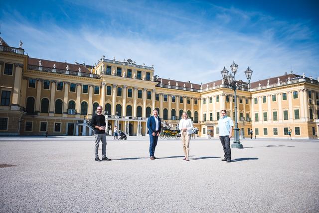 Die neue App wurde jetzt vor dem Schloss Schönbrunn offiziell präsentiert. | Foto: Philipp Hartberger