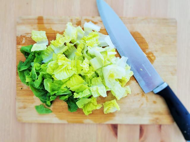 grünes Blattgemüse kann je nach Belieben abgewechselt werden z.B.: Kopfsalat, Salatherzen, Spinat etc. | Foto: Katrin Ebetshuber