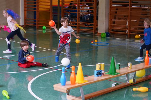 Drei- bis fünfjährige Kinder können die Mini-Ballschule, sechs- bis zehnjährige Kinder die ABC-Ballschule besuchen. 