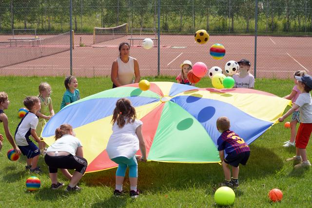 Drei- bis fünfjährige Kinder können die Mini-Ballschule, sechs- bis zehnjährige Kinder die ABC-Ballschule besuchen. 