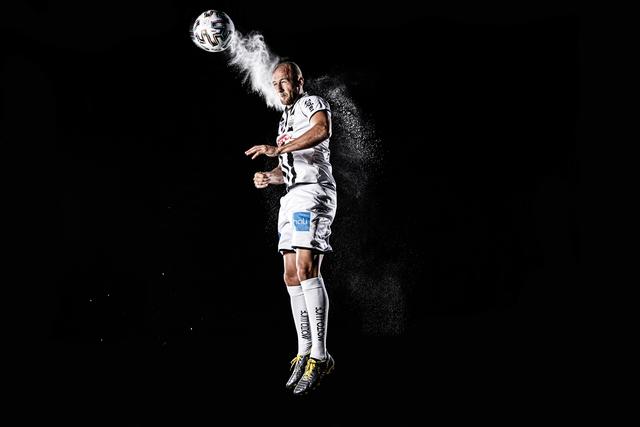 Am Mittwoch präsentierte der LASK mit Backaldrin und Kornspitz einen neuen Dressensponsor. | Foto: Baier/Backaldrin