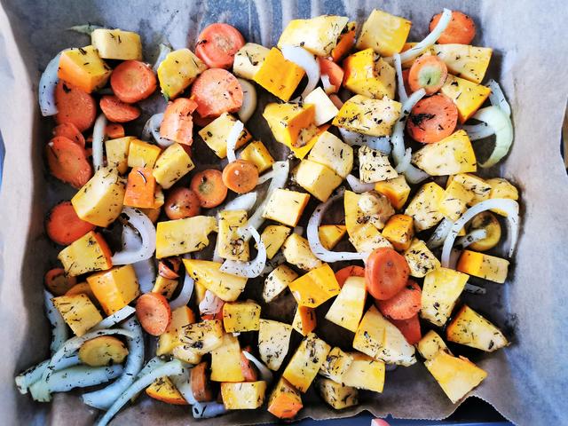zuerst das Gemüse 15 Minuten backen, dann die Kichererbsen dazugeben und fertig backen | Foto: Katrin Ebetshuber