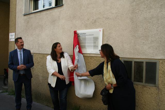 Bei der Enthüllung der Gedenktafel: die Stadträtinnen Veronica Kaup-Hasler und Kathrin Gaál mit Bezirksvorsteher Marcus Franz. | Foto: Karl Pufler