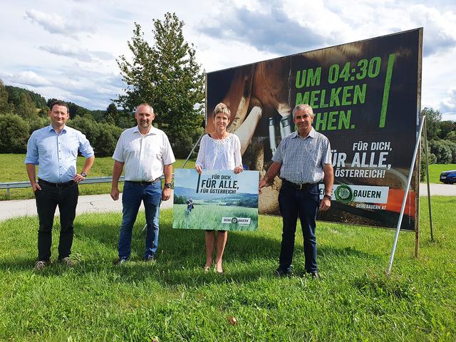 „Für Dich, für Alle, für Österreich“ Die Kampagne des Nö. Bauernbundes ist auch im Bezirk mit 12 Plakatflächen sichtbar. Am Bild in St. Martin Bauernbund-Bezirksobmann Stv. Manfred Zeilinger, Kammerobmann Markus Wandl, Bauernbund-Hauptbezirksobfrau NAbg. Martina Diesner-Wais und Bauernbunddirektor-Paul Nemecek (links) | Foto: NÖ Bauernbund